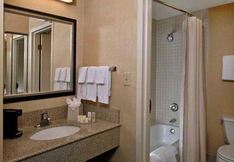Courtyard Charlotte Arrowood Hotel Стая снимка