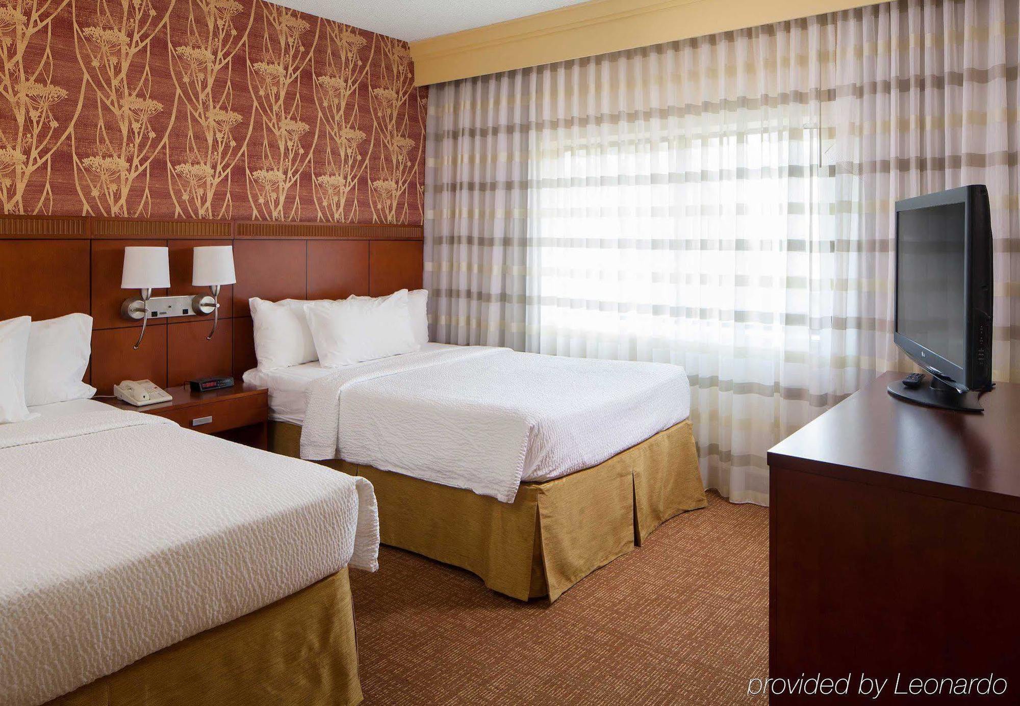 Courtyard Charlotte Arrowood Hotel Екстериор снимка