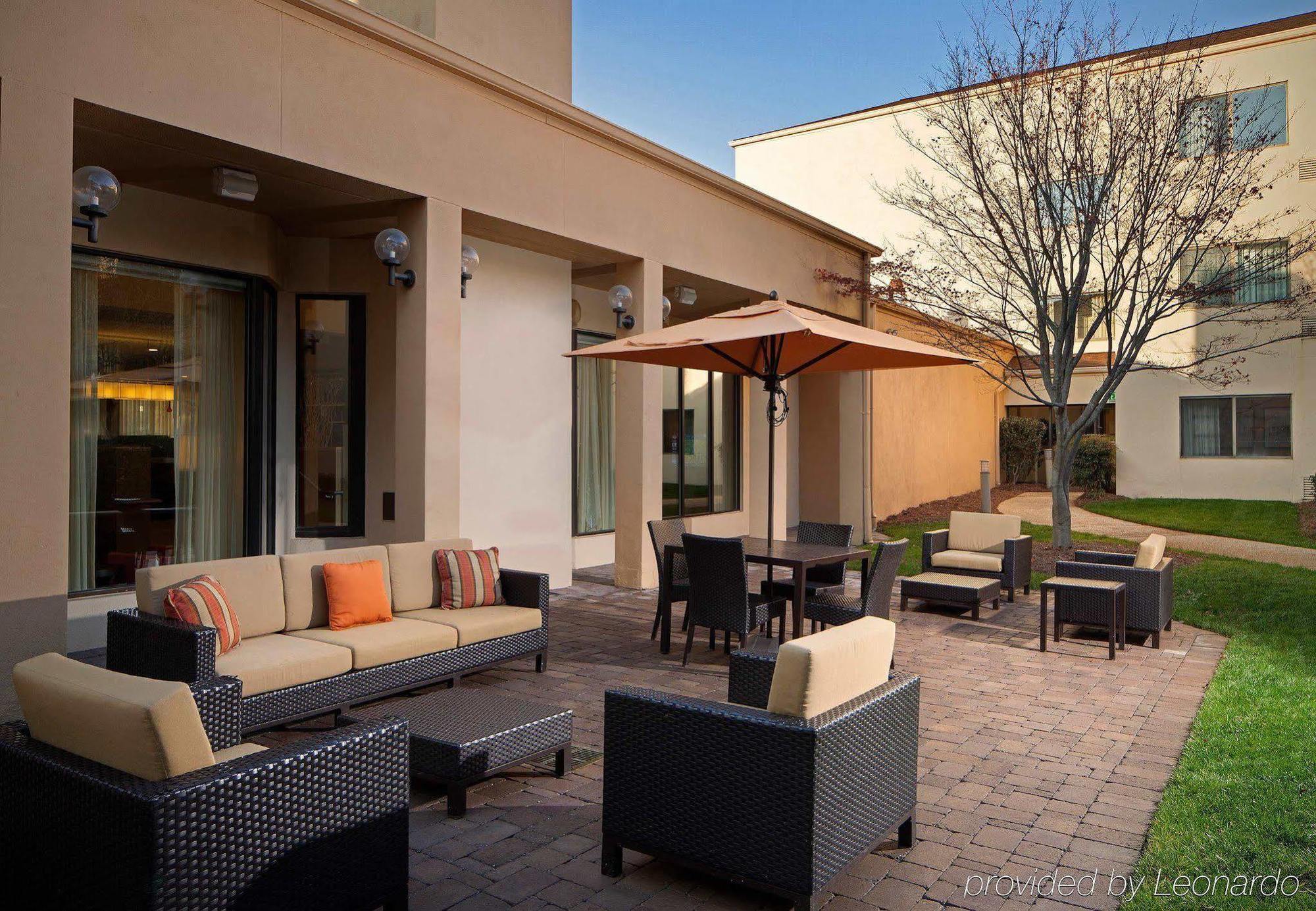 Courtyard Charlotte Arrowood Hotel Екстериор снимка
